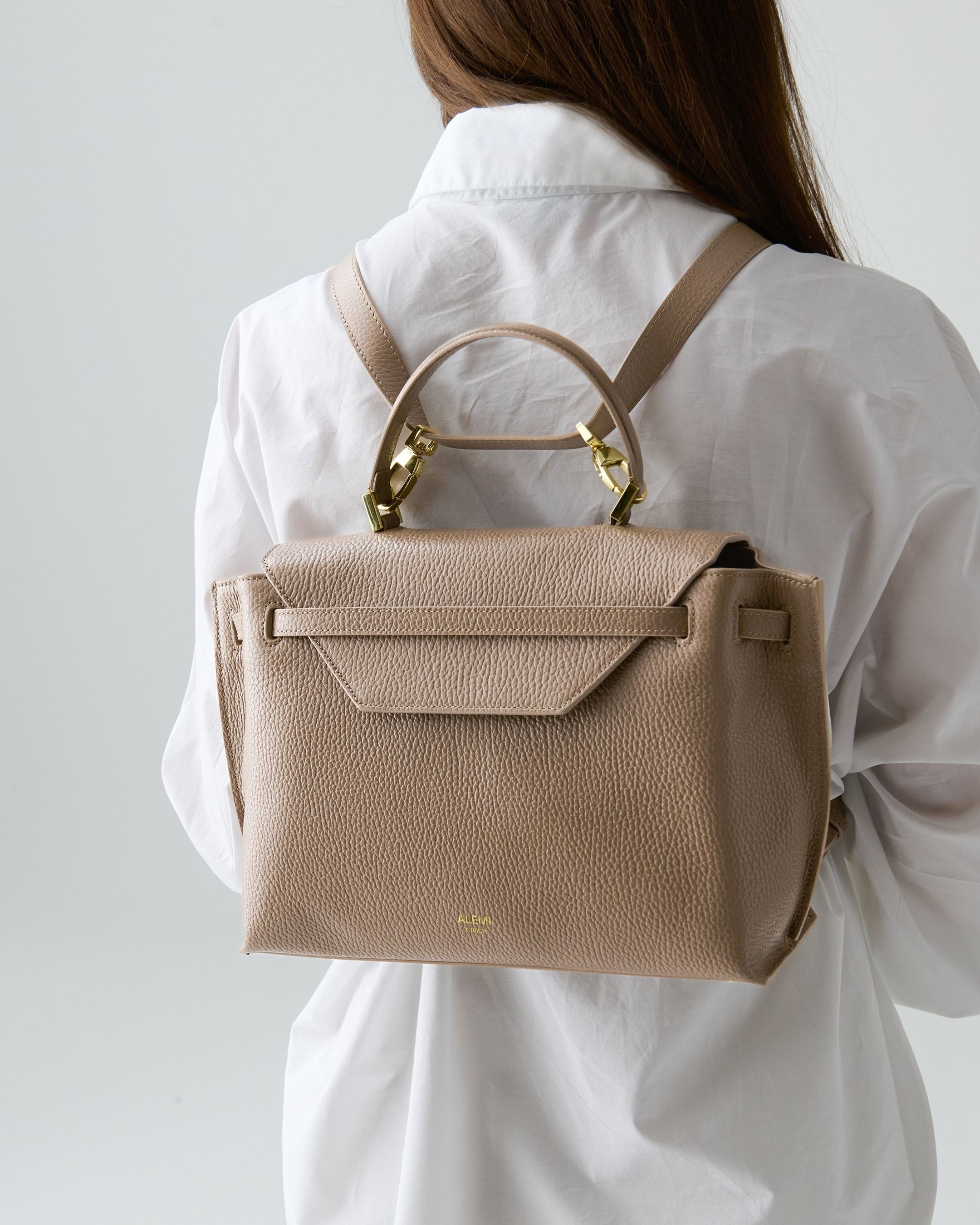 ALEMI Zurich | VIADUKT | Small Bag | Greige | Soft Grain Leather | Model carrying bag as backpack