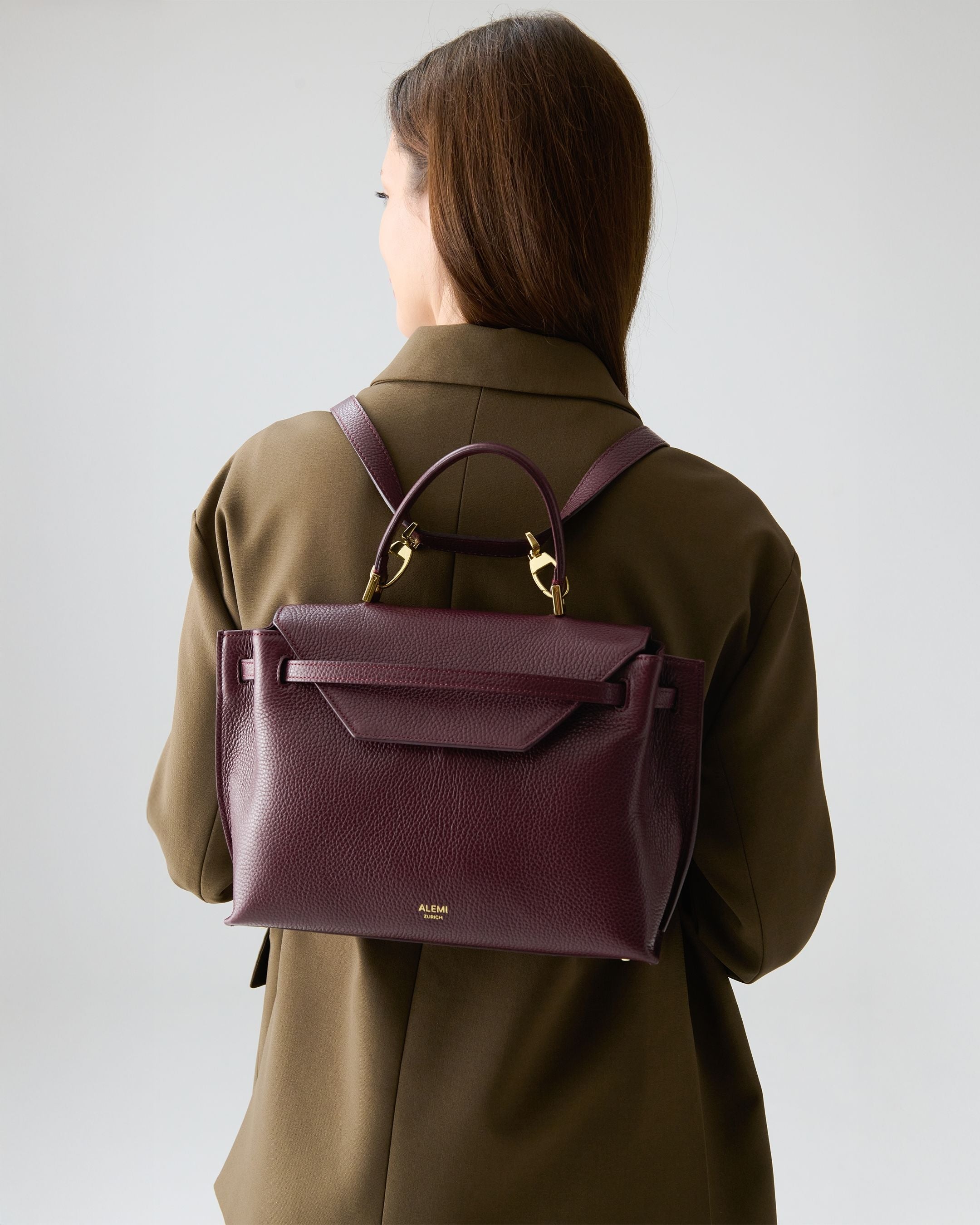 ALEMI Zurich | VIADUKT | Small Bag | Maroon Red | Soft Grain Leather | Model carrying bag as backpack