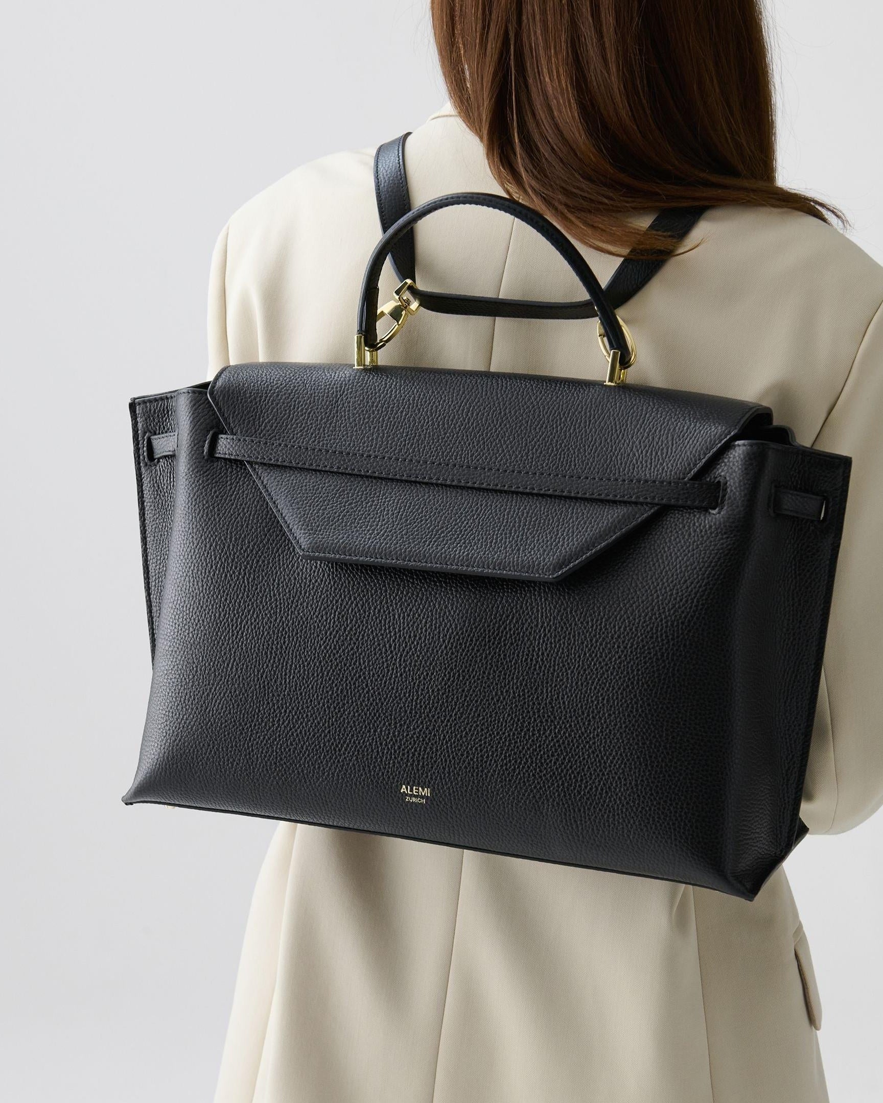 ALEMI Zurich | VIADUKT WORK | Laptop Bag | Black | Soft Grain Leather | Model carrying bag as backpack