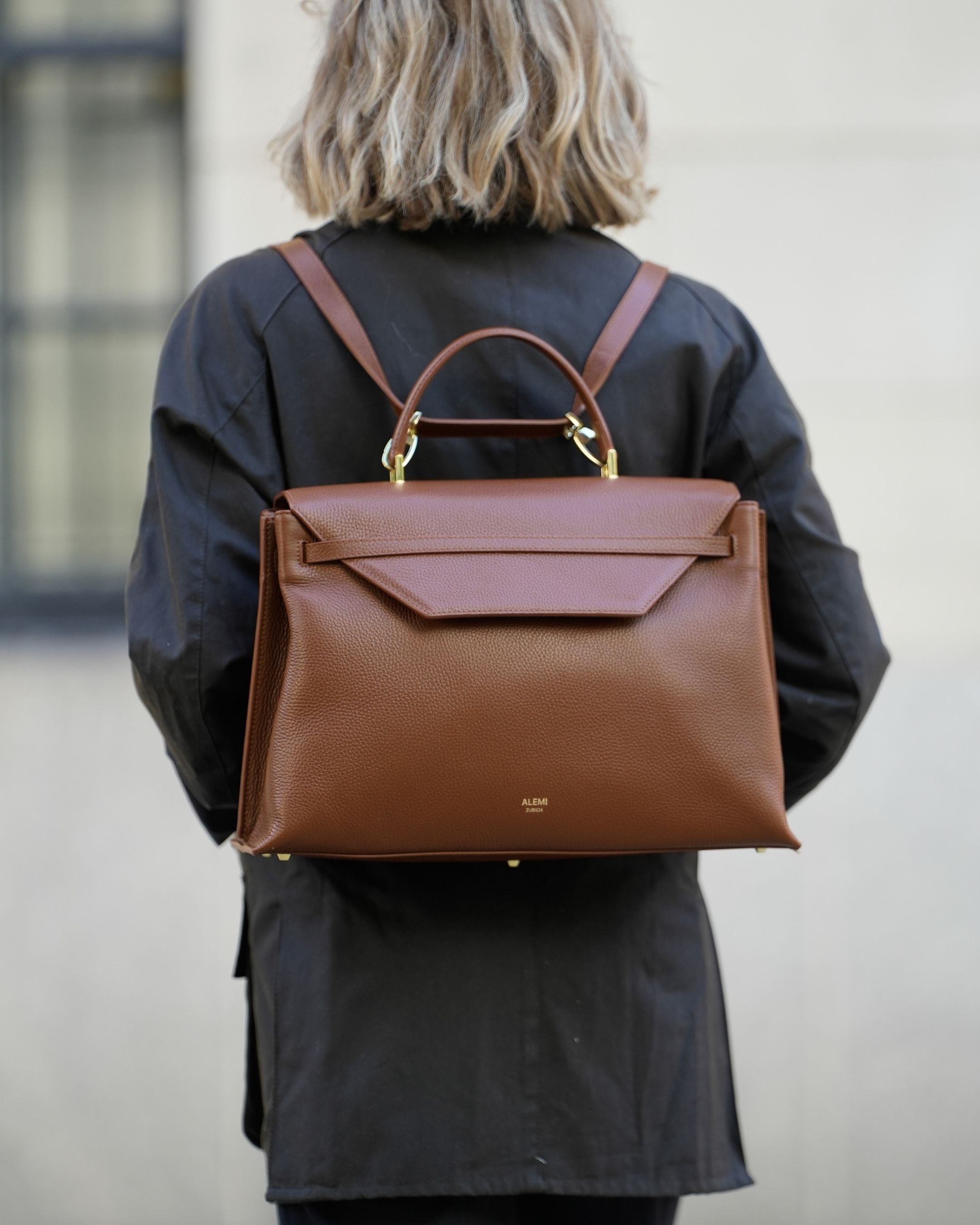 ALEMI Zurich | VIADUKT WORK | Laptop Bag | Cognac | Soft Grain Leather | Model carrying bag as backpack
