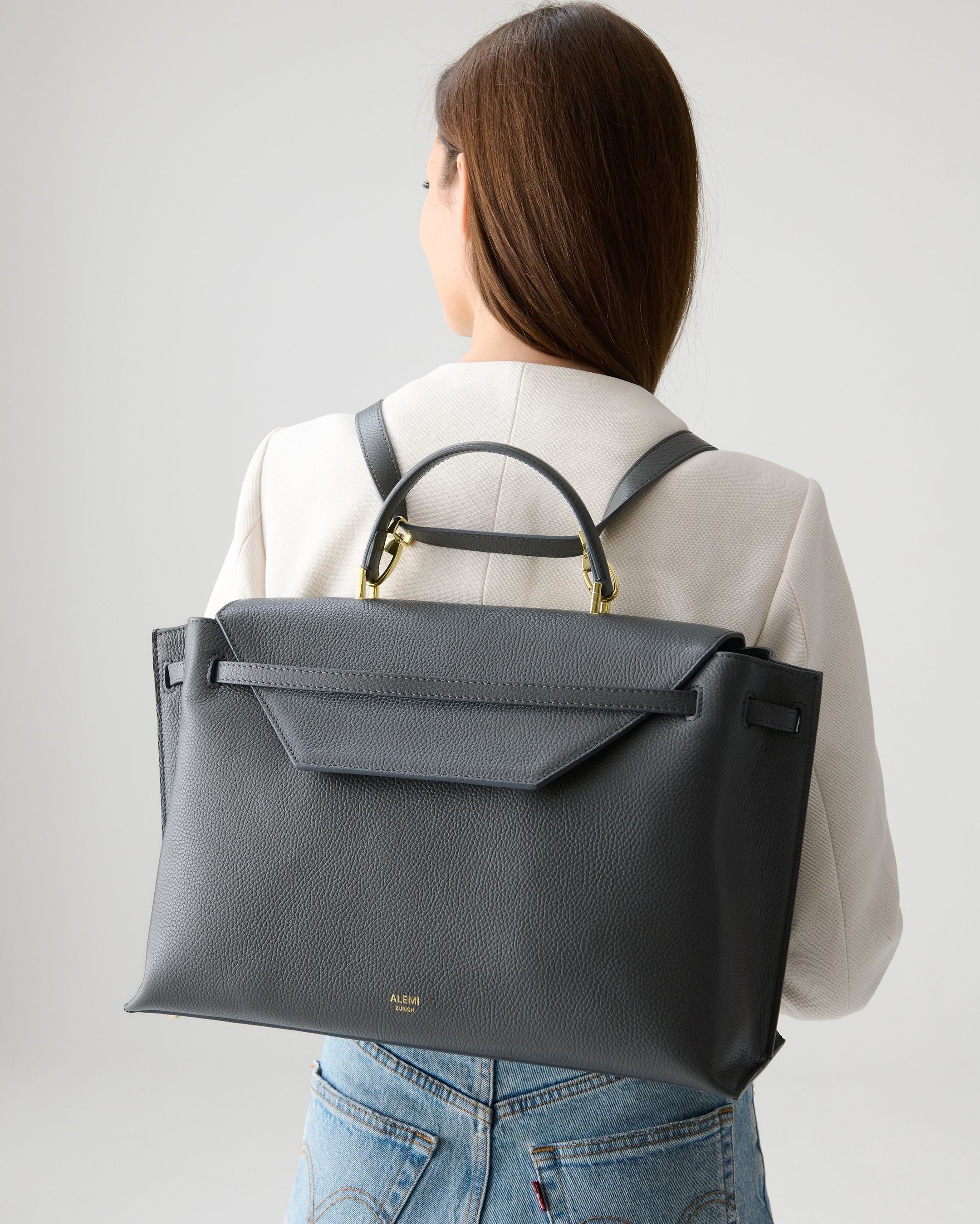 ALEMI Zurich | VIADUKT WORK | Laptop Bag | Dark Grey | Soft Grain Leather | Model carrying bag as backpack