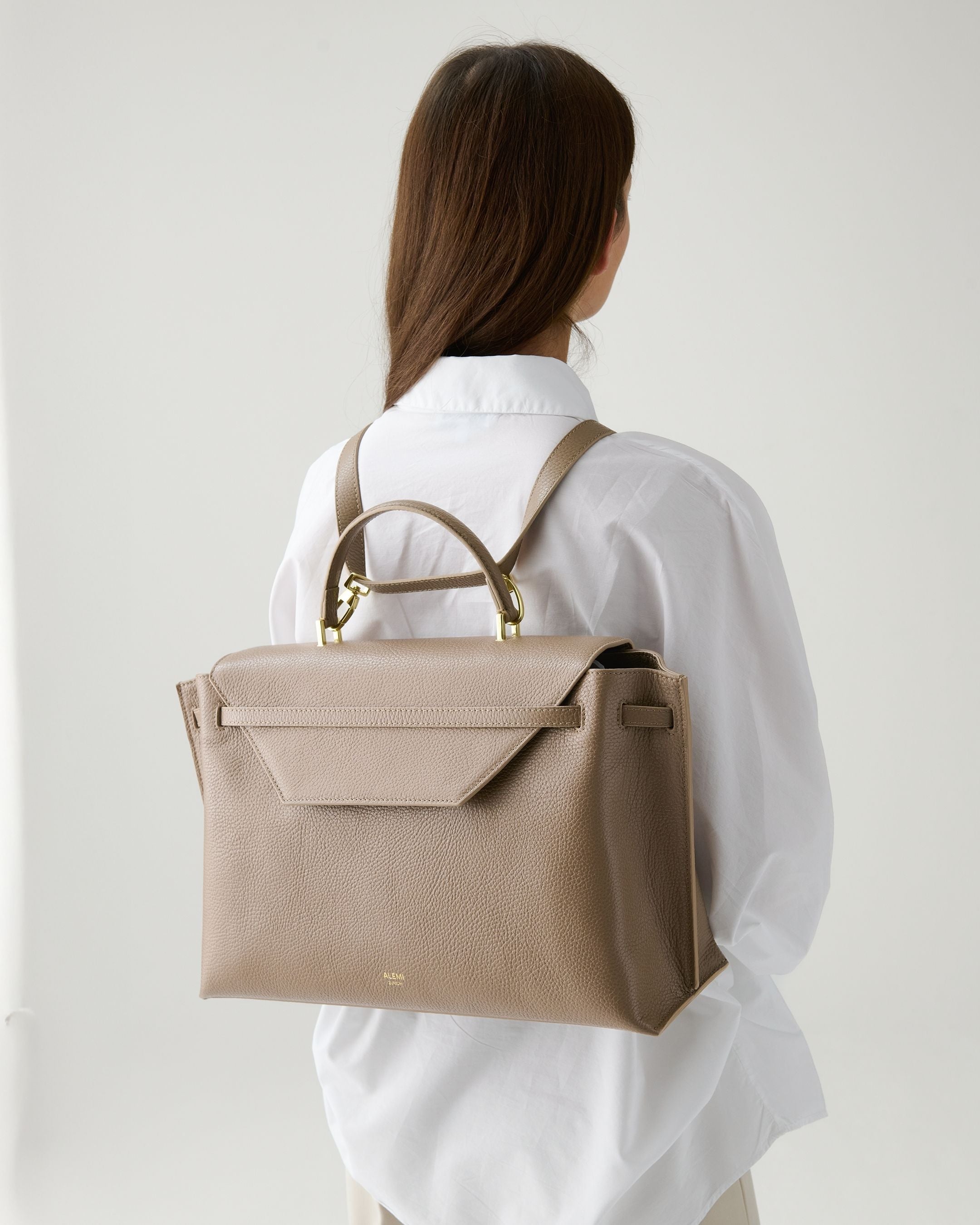 ALEMI Zurich | VIADUKT WORK | Laptop Bag | Greige | Soft Grain Leather | Model carrying bag as backpack