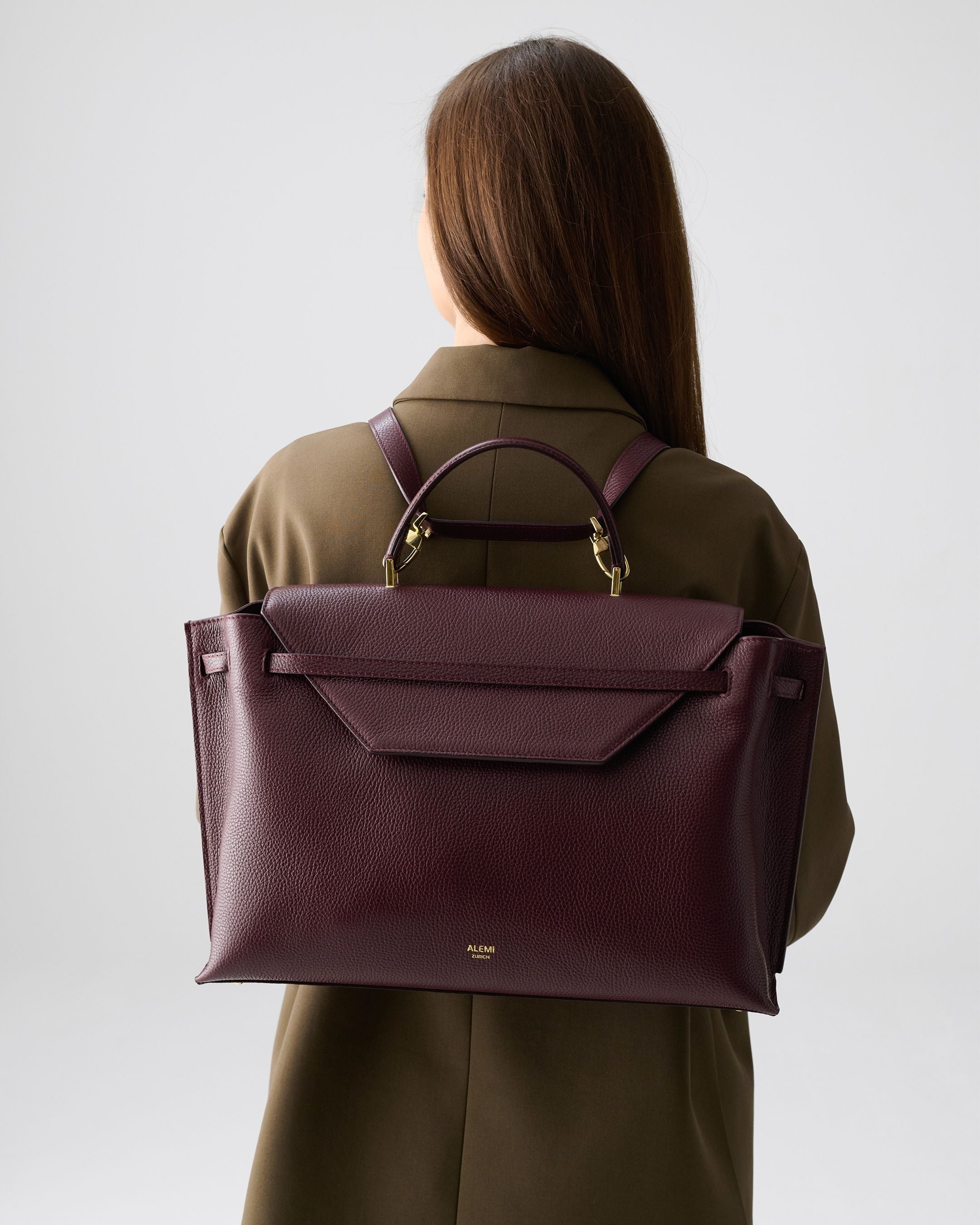 ALEMI Zurich | VIADUKT WORK | Laptop Bag | Maroon Red | Soft Grain Leather | Model carrying bag as backpack