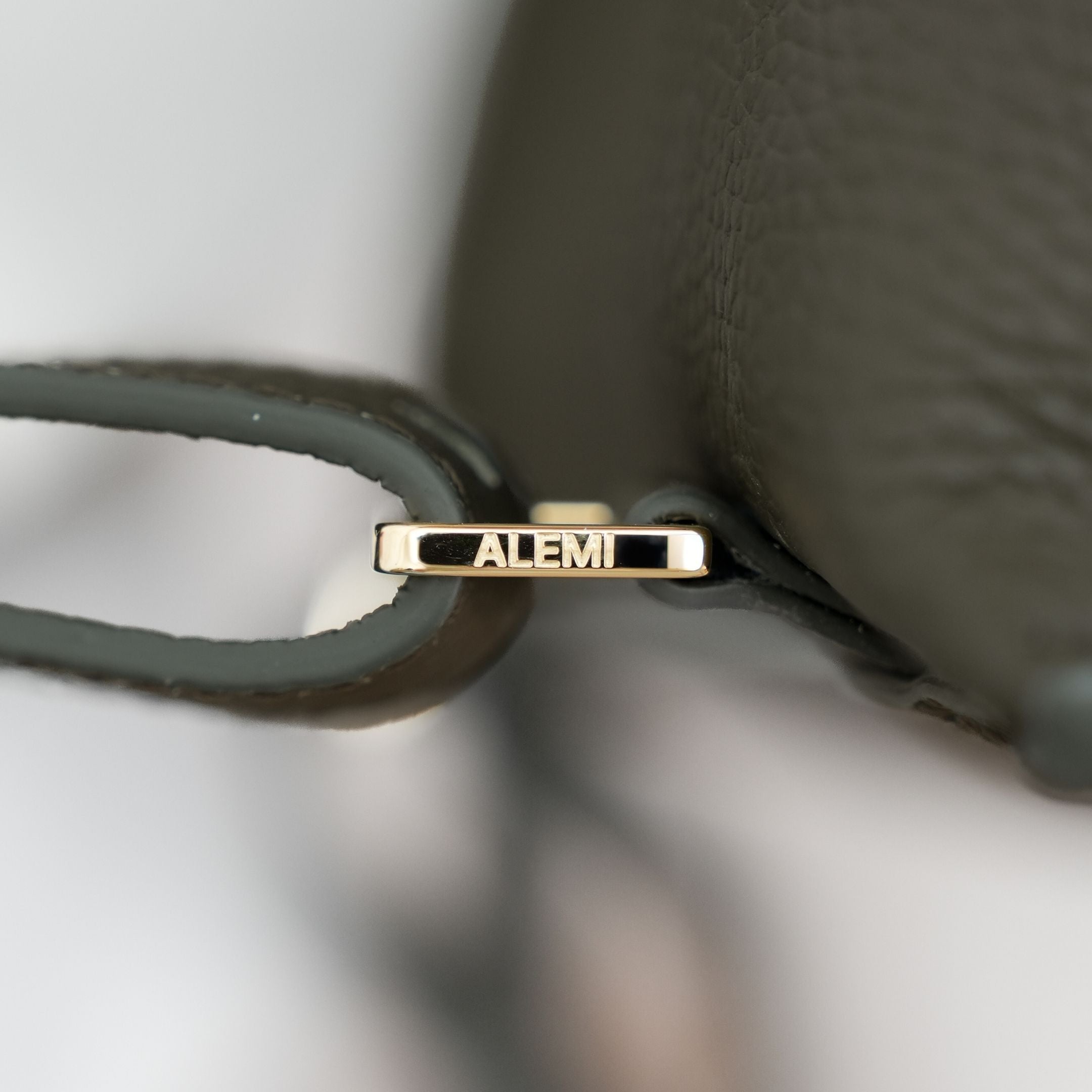 ALEMI Zurich | VIADUKT WORK | Laptop Bag | Olive Green | Soft Grain Leather | Bag with Metal Piece Detail
