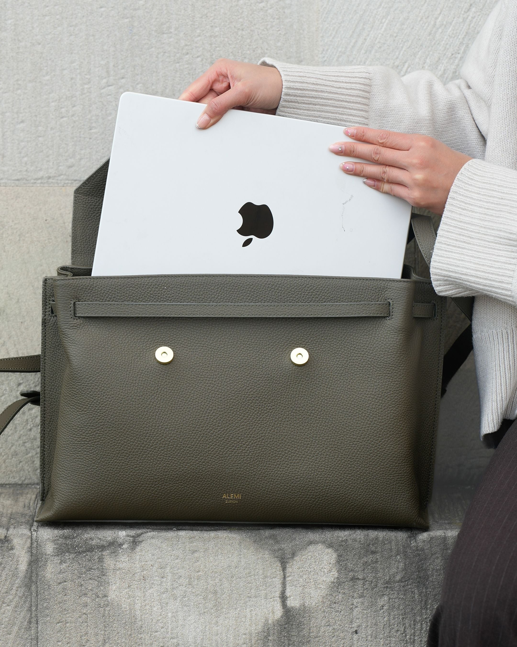 ALEMI Zurich | VIADUKT WORK | Laptop Bag | Olive Green | Soft Grain Leather | Bag detail with laptop