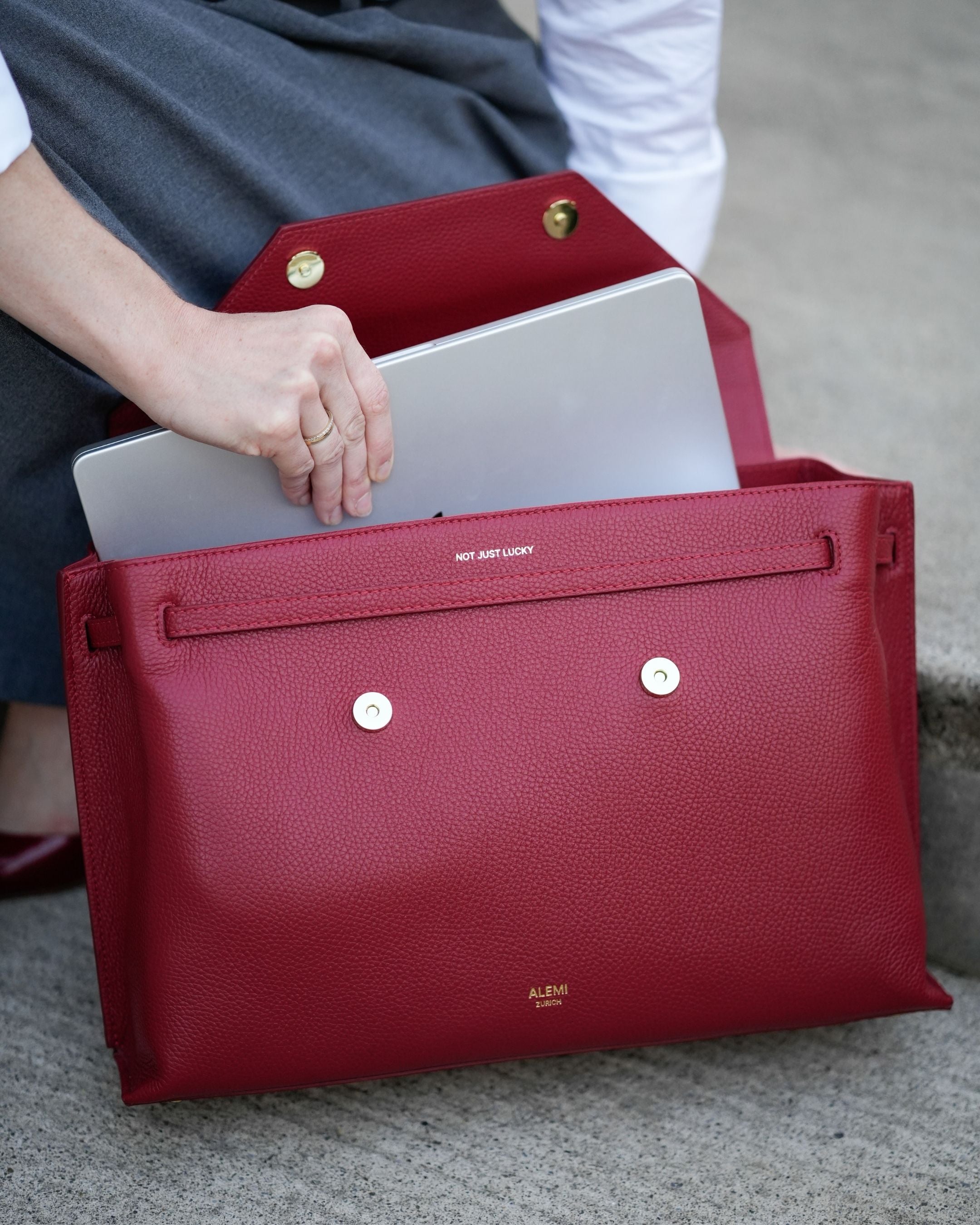 ALEMI Zurich | VIADUKT WORK | Laptop Bag | Red | Soft Grain Leather | Bag with laptop