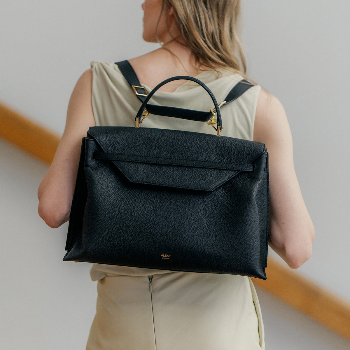 ALEMI Zurich | VIADUKT WORK | Laptop Bag | Black | Soft Grain Leather | Model carrying bag as backpack from behind