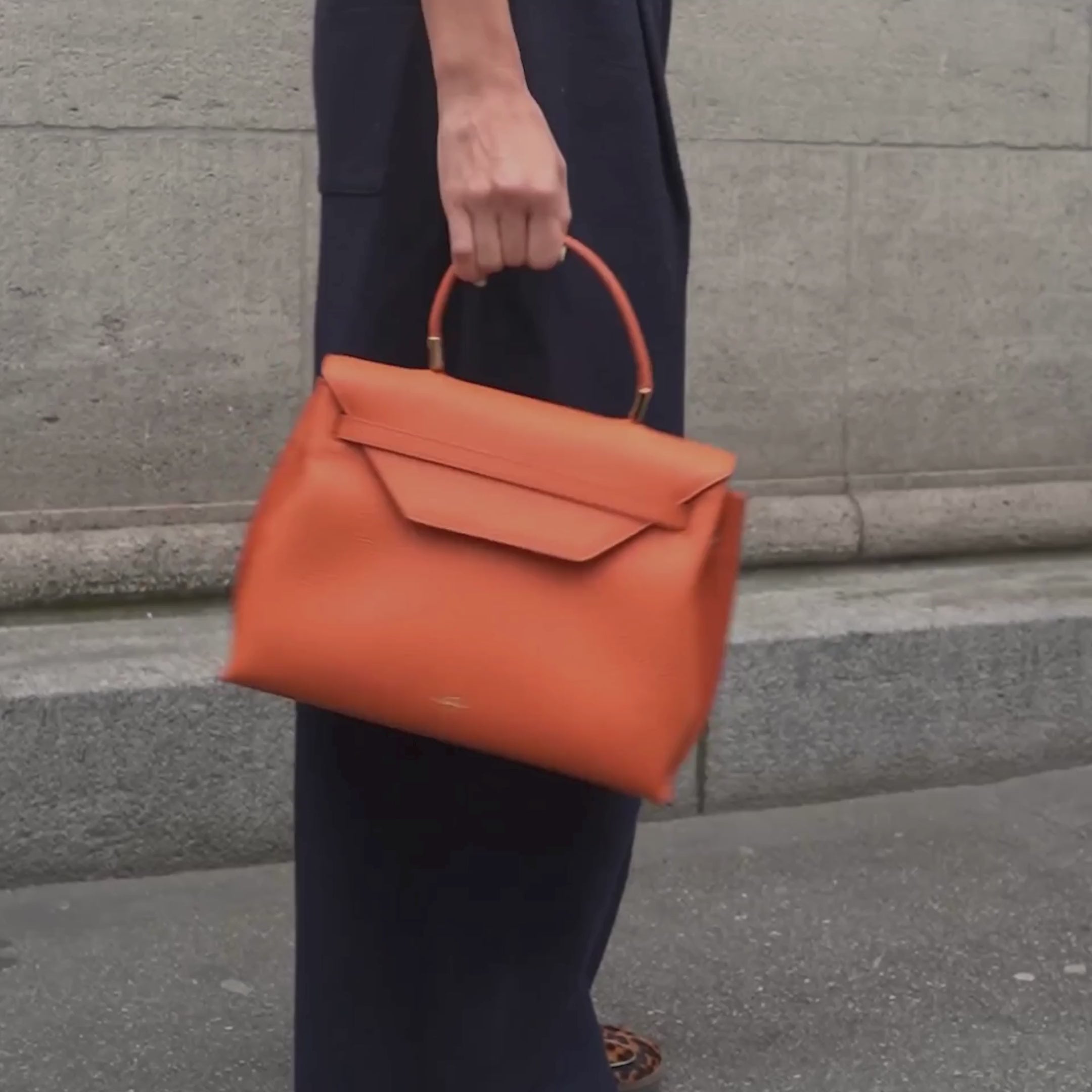 ALEMI Zurich | VIADUKT | Small Bag | Burnt Orange | Soft Grain Leather | Bag video