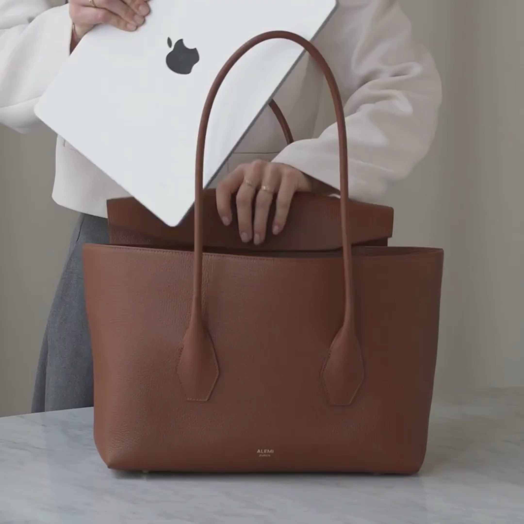 IDA in Cognac - Versatile Leather Shopper for Women | ALEMI Zurich