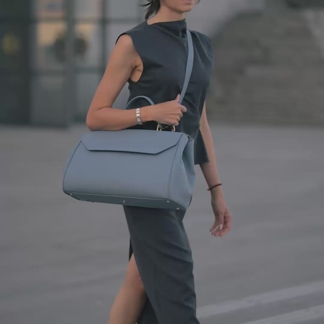 ALEMI Zurich | BELLEVUE | Laptop Bag | Ice Blue | Softgrain Leather | Video