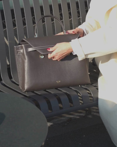 ALEMI Zurich | VIADUKT DAY | Laptop Bag | Dark Brown | Soft Grain Leather | Video of what's in my bag