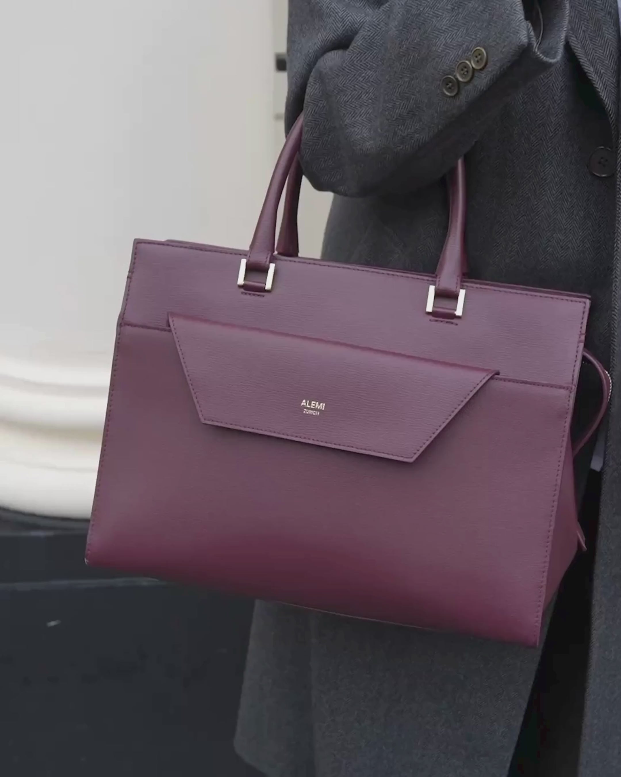 ALEMI Zurich | CENTRAL | Laptop Bag | Maroon Red | Pebbled Leather | Video