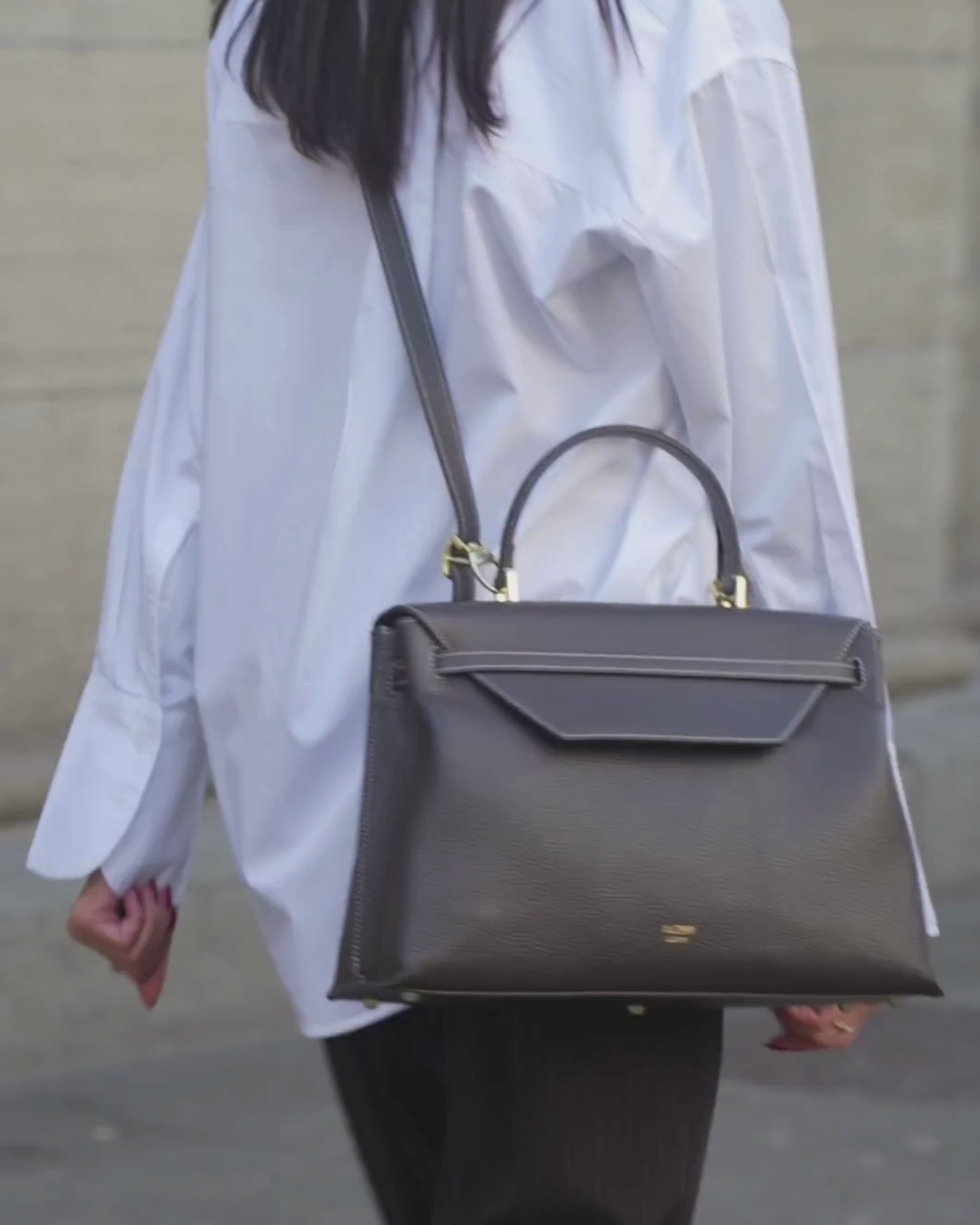 ALEMI Zurich | VIADUKT DAY | Laptop Bag | Dark Brown | Soft Grain Leather | Video on different ways to wear the VIADUKT DAY