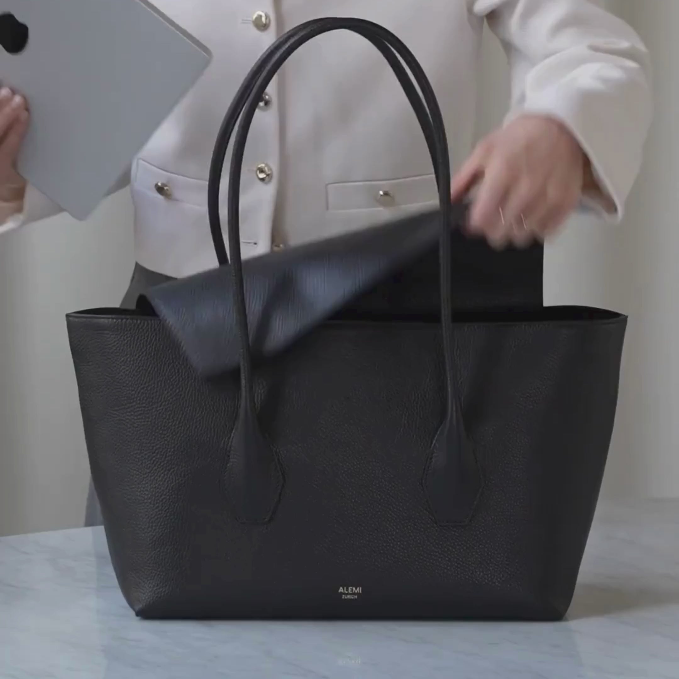 ALEMI Zurich | IDA | Laptop Bag | Black | Soft Grain Leather | Video packing
