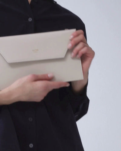 ALEMI Zurich | CLUTCH | Small Bag | Cloud Dancer | Pebbled Leather | Bag video