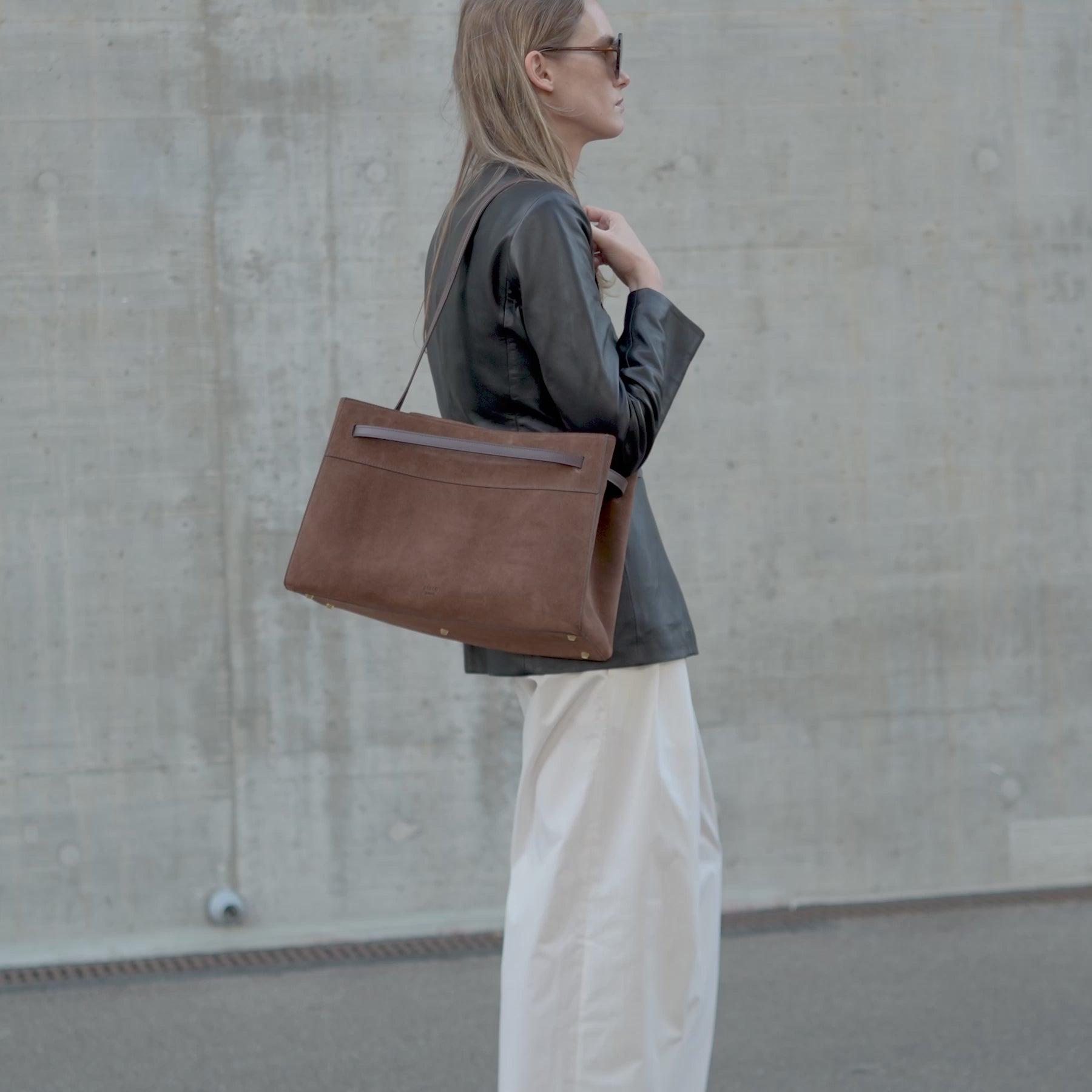 ALEMI Zurich | SEEFELD | Laptop Bag | Dark Brown | Suede Leather | Video model carrying bag on shoulder