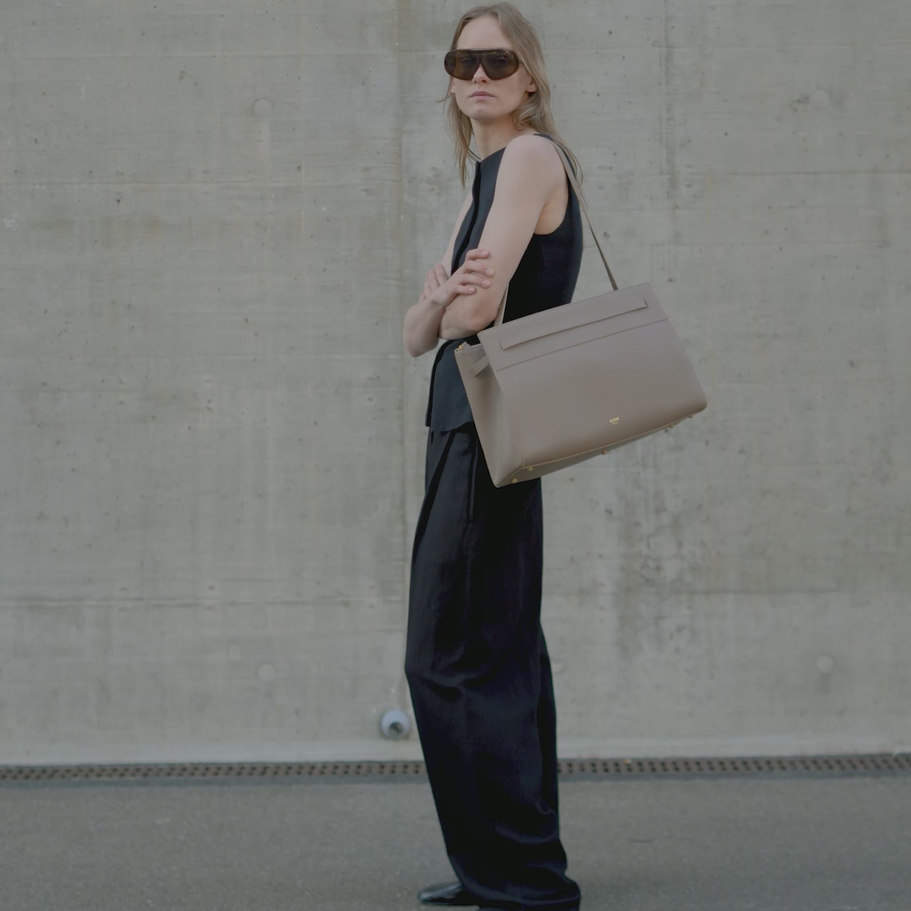 ALEMI Zurich | SEEFELD | Laptop Bag | Greige | Pebbled Leather | Video bag on trolley