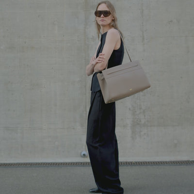 ALEMI Zurich | SEEFELD | Laptop Bag | Greige | Pebbled Leather | Video bag on trolley