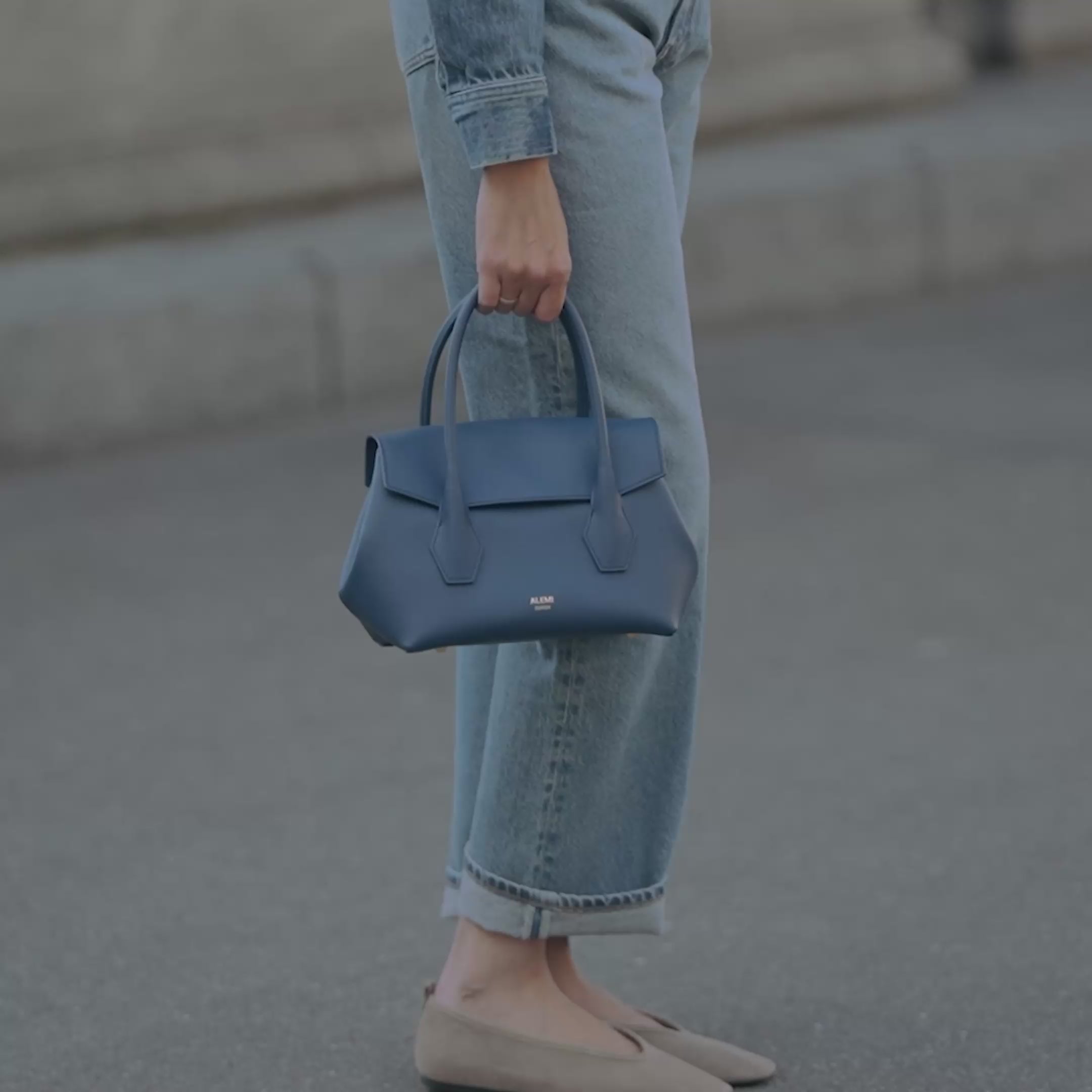 ALEMI Zurich | IDA SMALL | Small Bag | Jeans Blue | Pebbled Leather | Bag Video