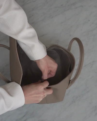 ALEMI Zurich | IDA SMALL | Small Bag | Greige | Pebbled Leather | Video